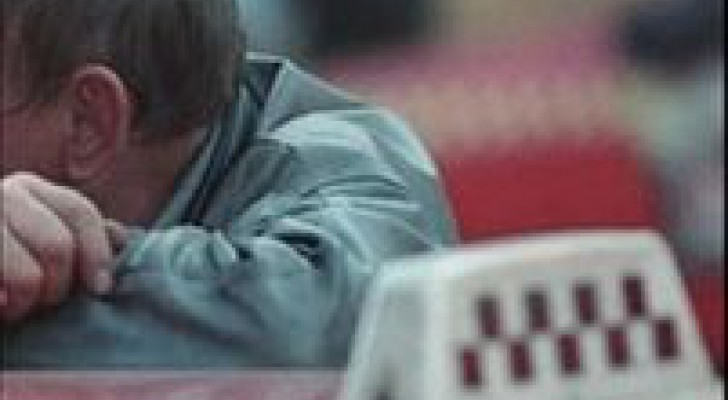 Пассажир угрожал таксисту отверткой Пассажир угрожал таксисту отверткой